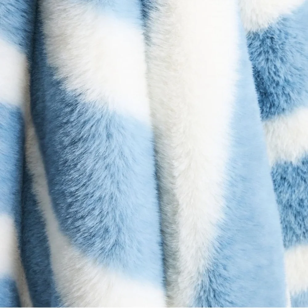 Sophie viral‎ Striped Throw Blanket